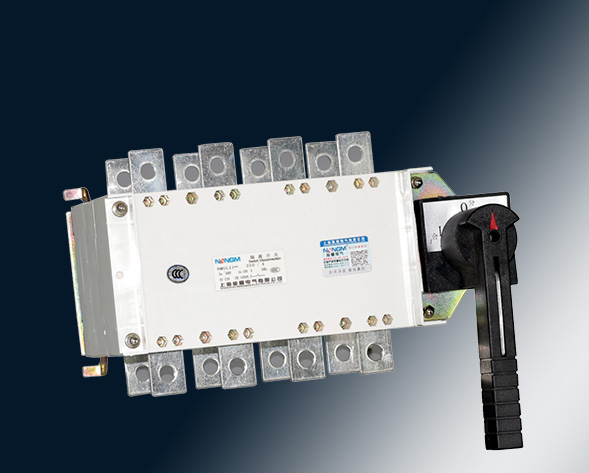 NMGLZ1-63A~3150A轉(zhuǎn)換隔離開(kāi)關(guān)（雙投開(kāi)關(guān)）上下組合運(yùn)用于兩條低壓電路切換或者兩個(gè)負(fù)載設(shè)備的轉(zhuǎn)換或安全隔離等。…